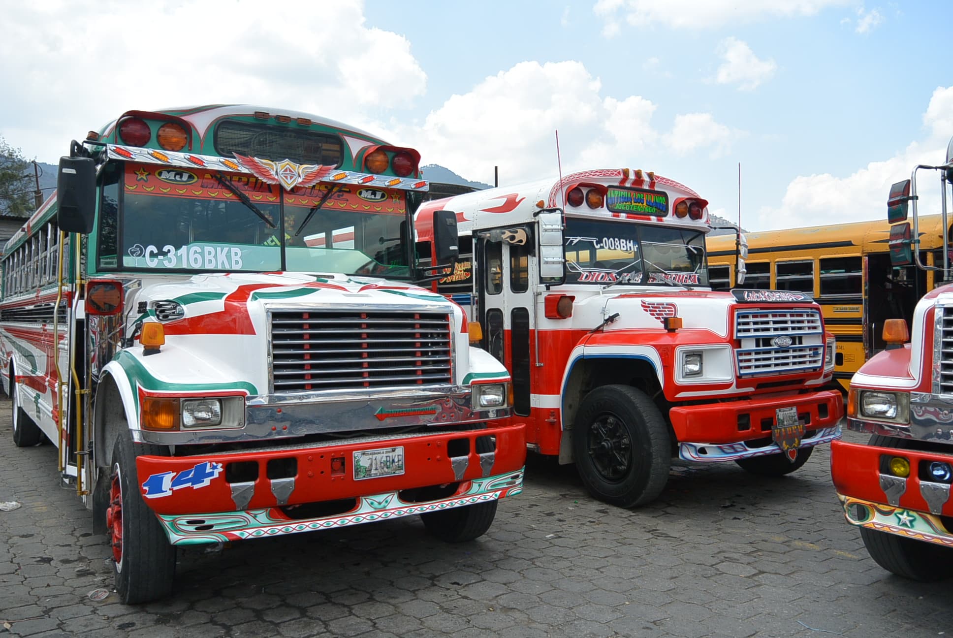 Einige der Chicken-Buses