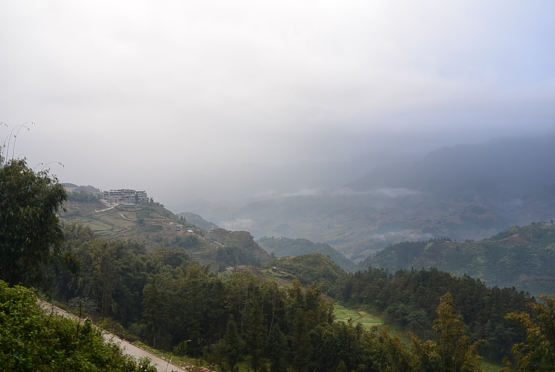Die nebelige aber wunderschöne Aussicht ausserhalb von Sa Pa