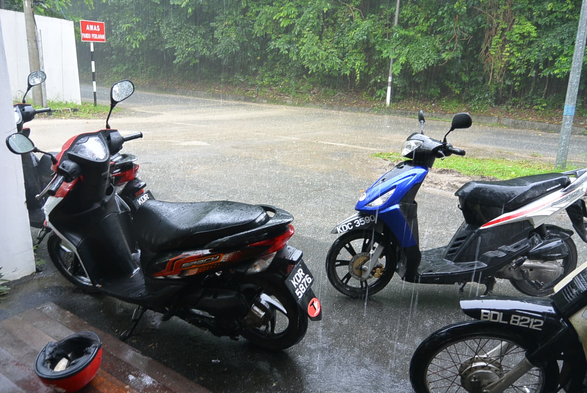 Die Roller im Regen