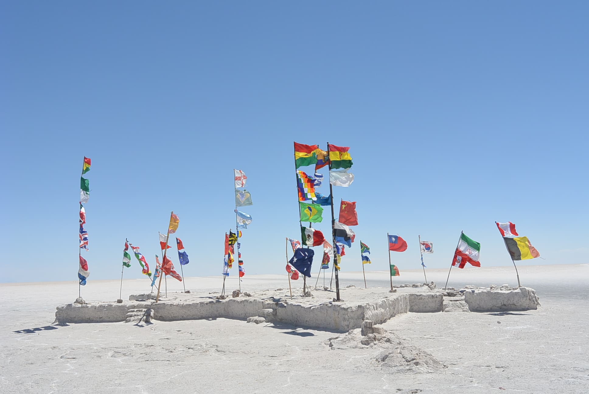 Ansammlung von Flaggen mitten in der Salar de Uyuni