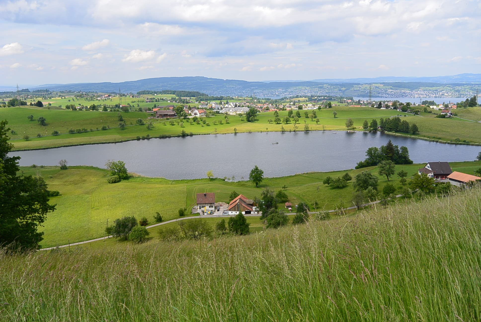 Der Hüttensee mit dem Zürichsee im Hintergrund