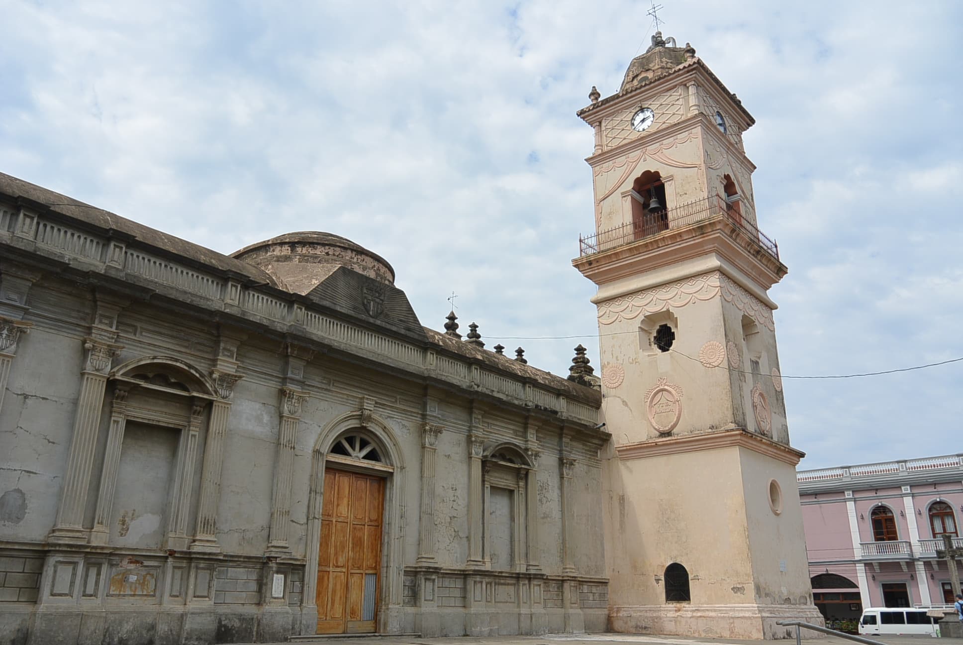 Der Glockenturm von La Merced von unten