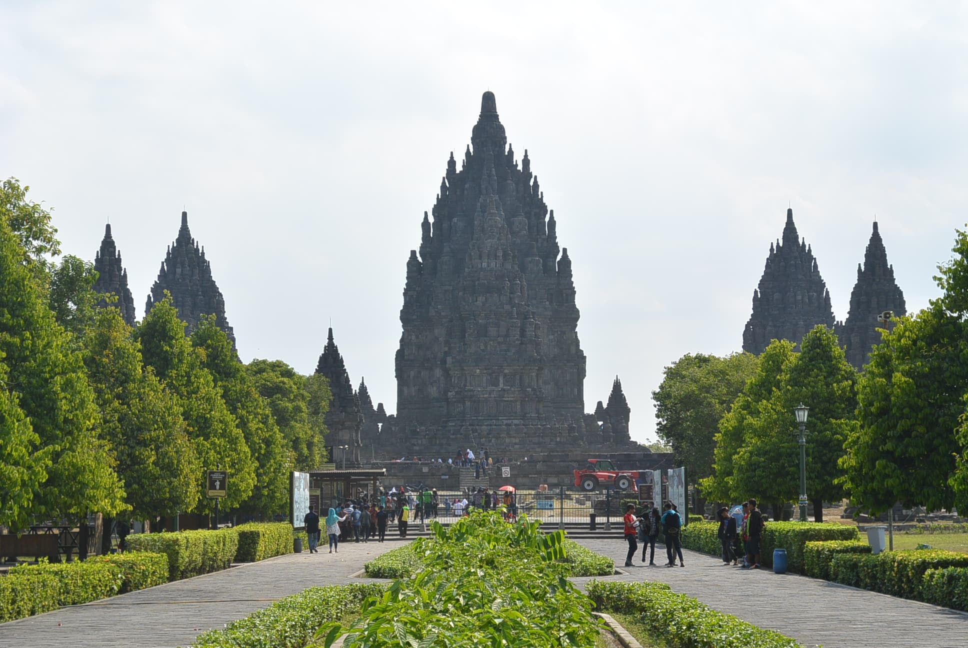 Der erste Blick auf Prambanan