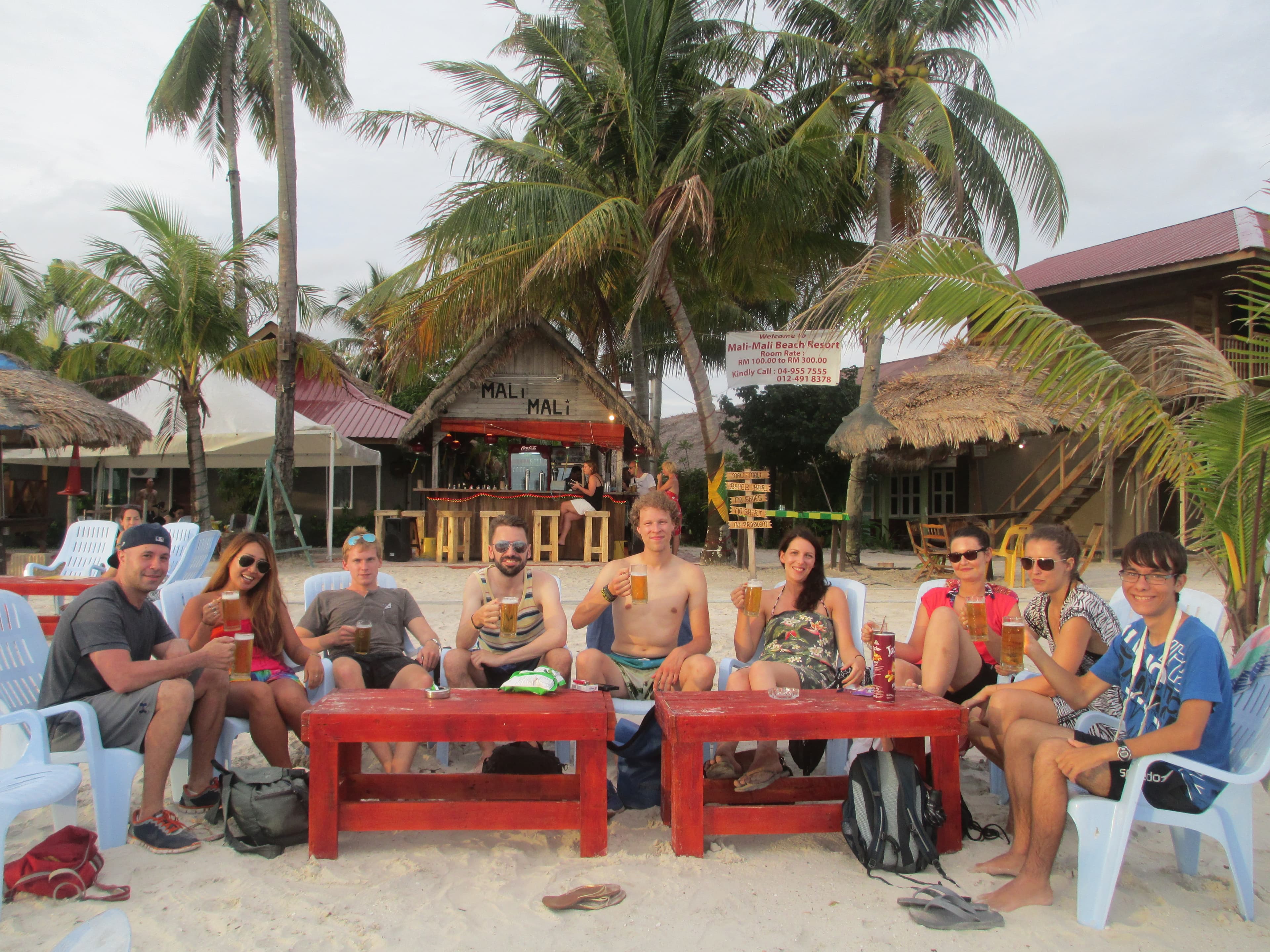 (Fast) alle versammelt am Strand