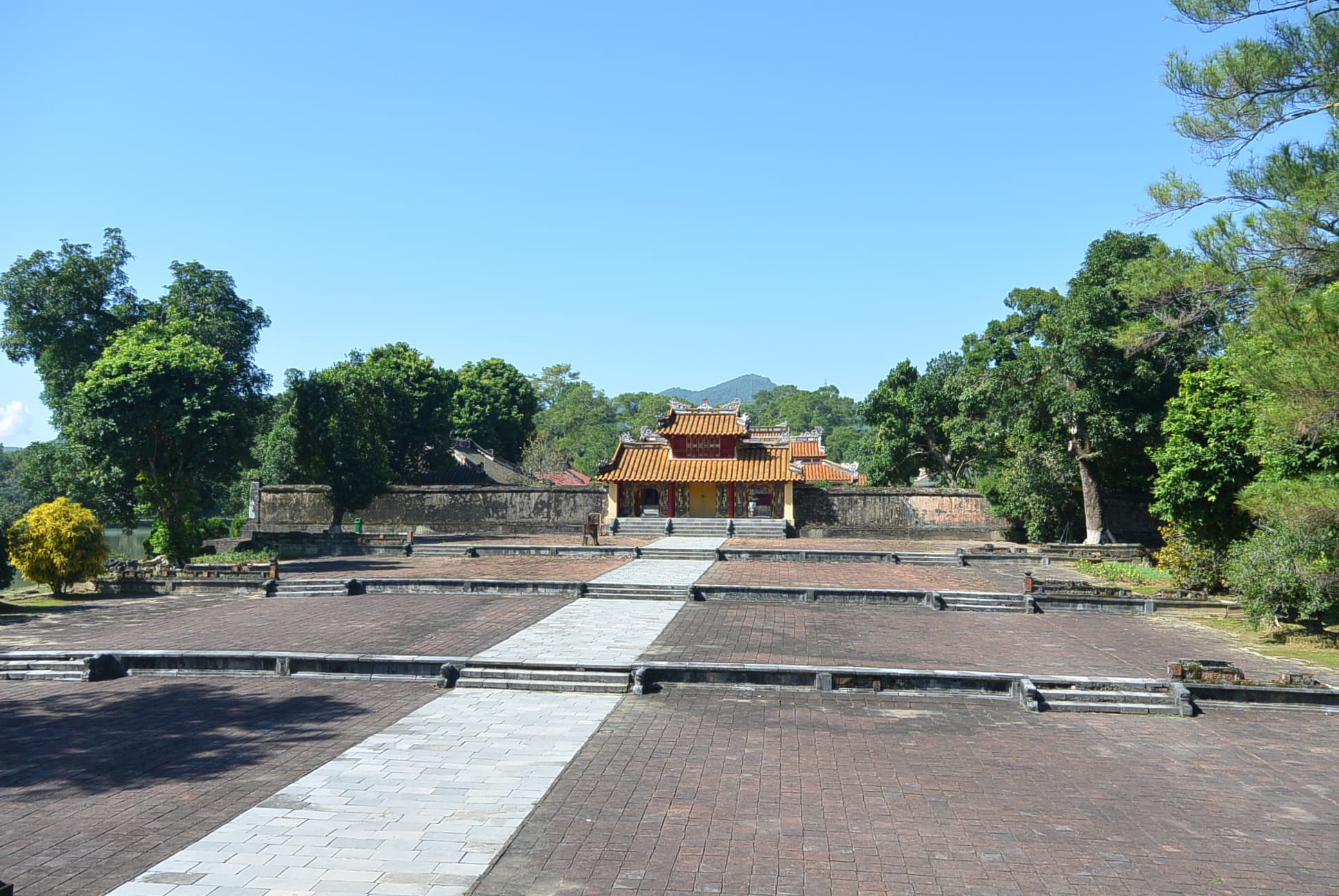 Der Weg zum Grab von Minh Ming