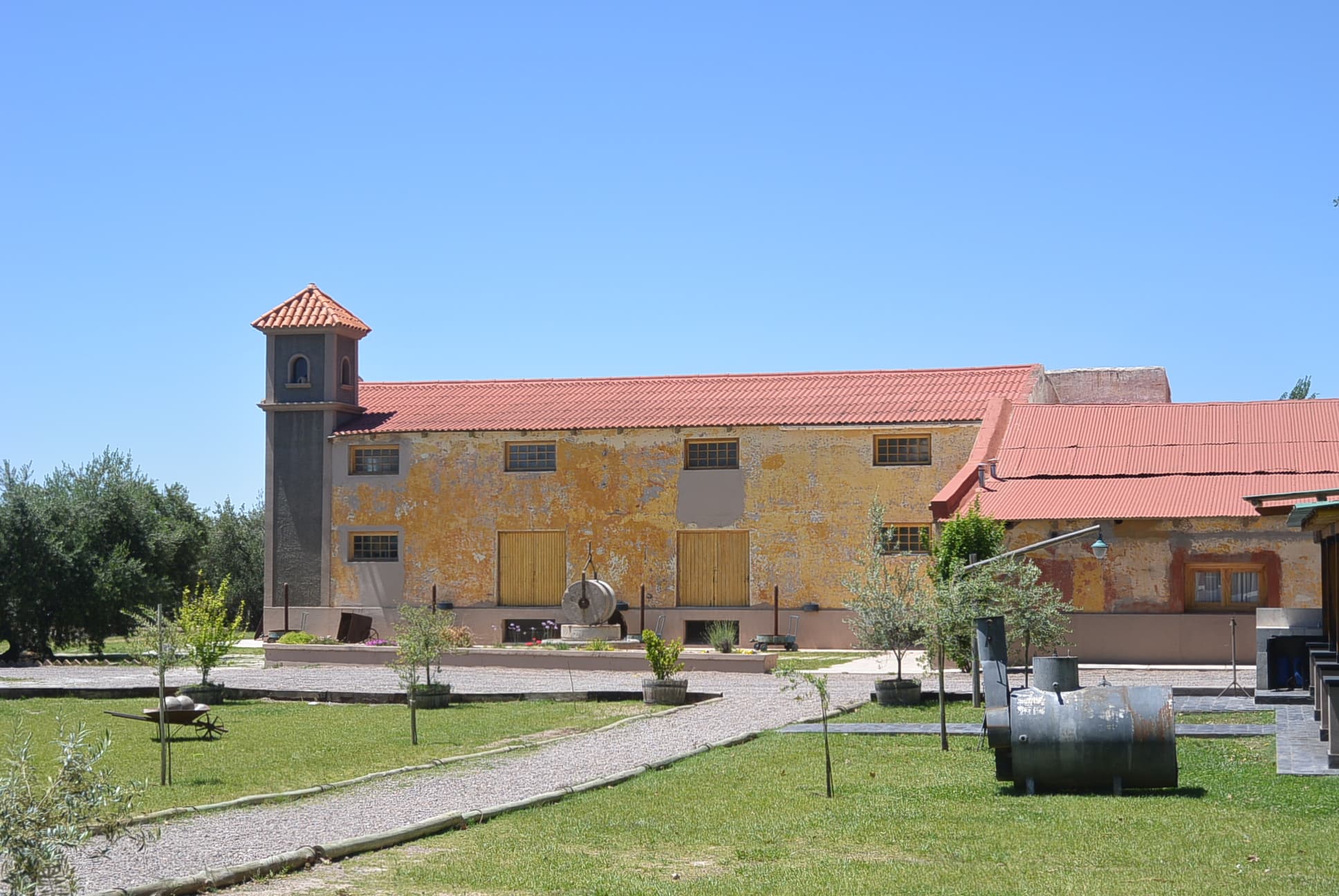 Die Produktionshalle von LAUR, sieht aus wie eine Kirche