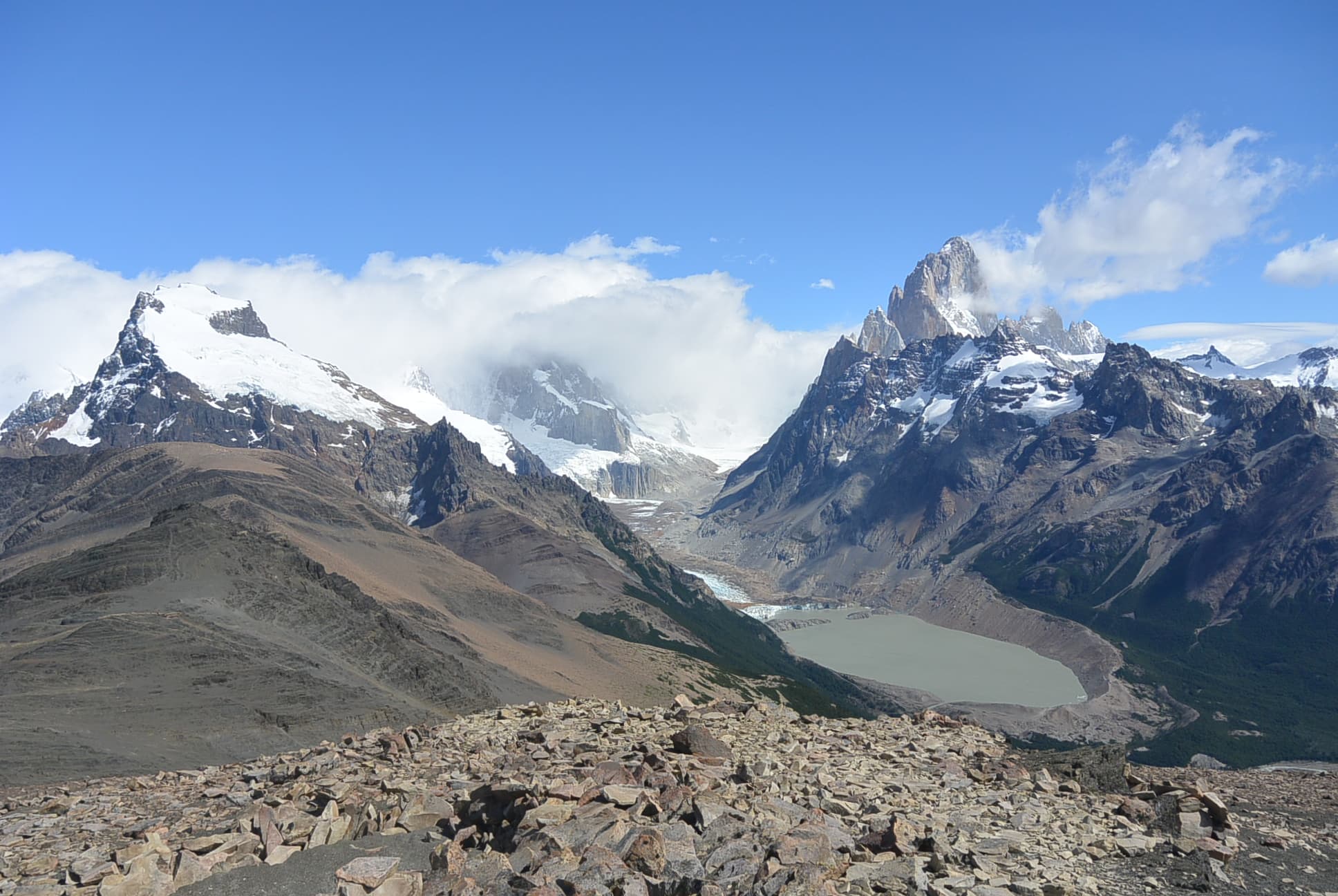 Die Laguna Torre und umliegendes Gebirge