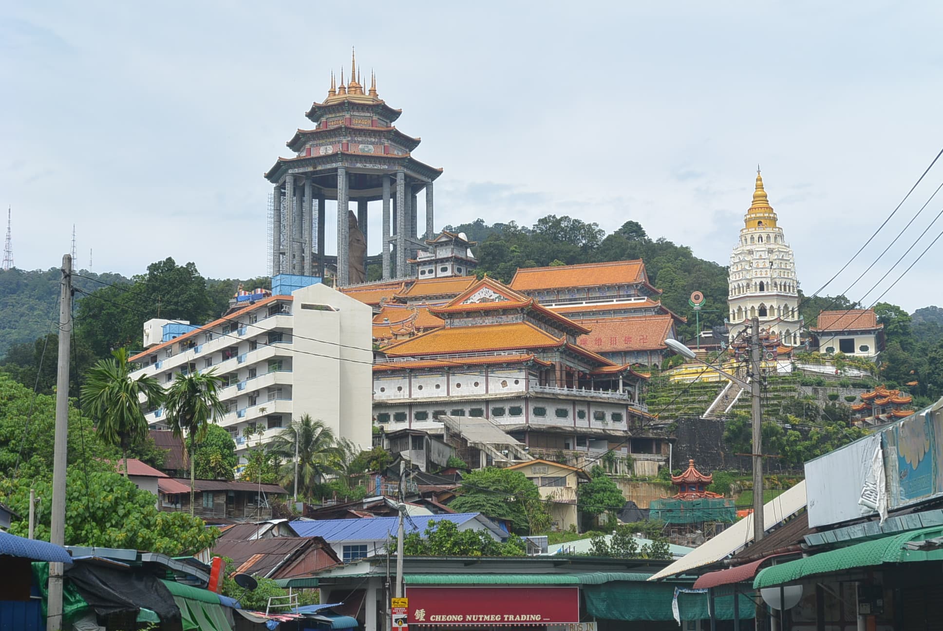 Der Kek Lok Si Tempel aus der Ferne