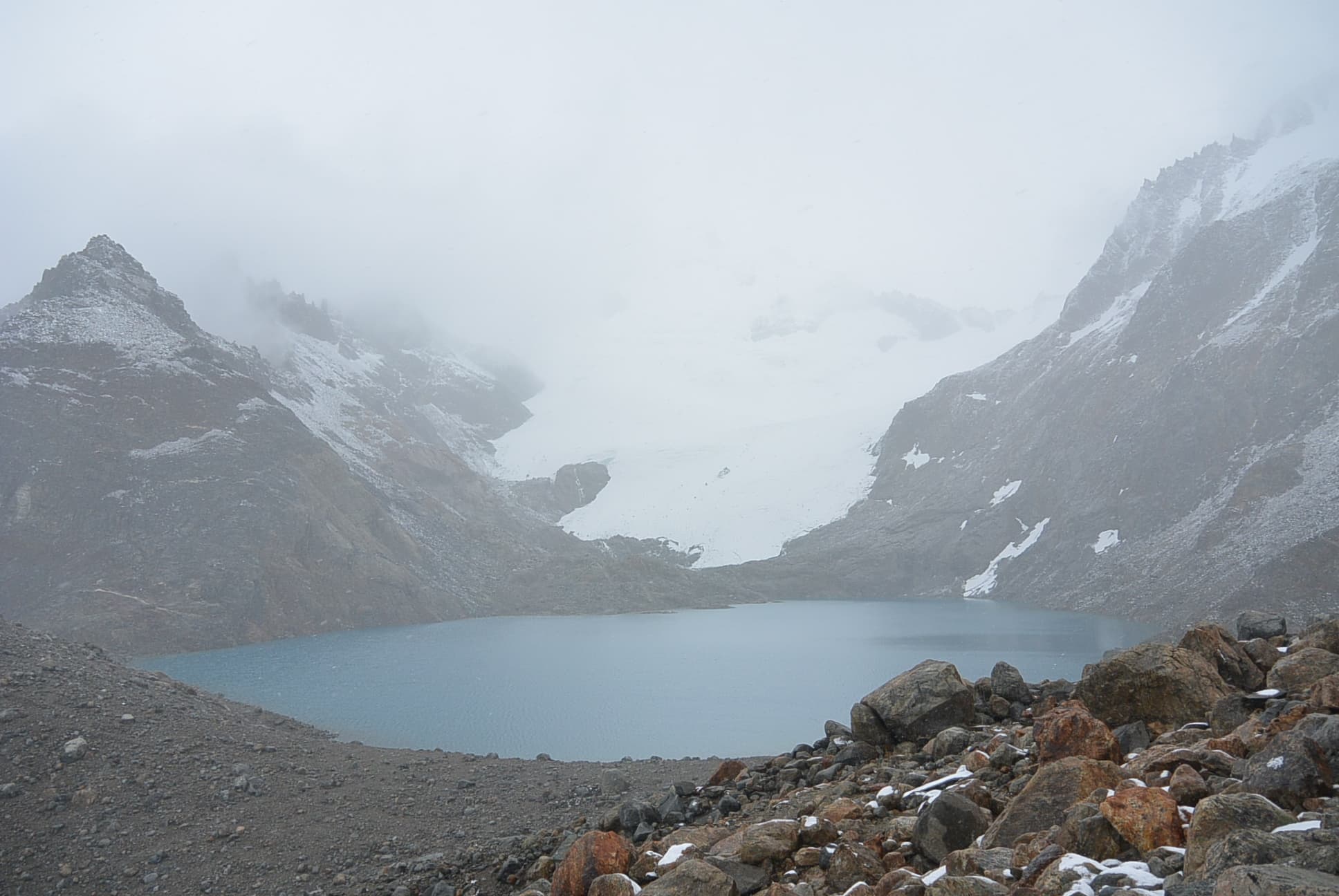 Die Laguna de los Tres im Nebel