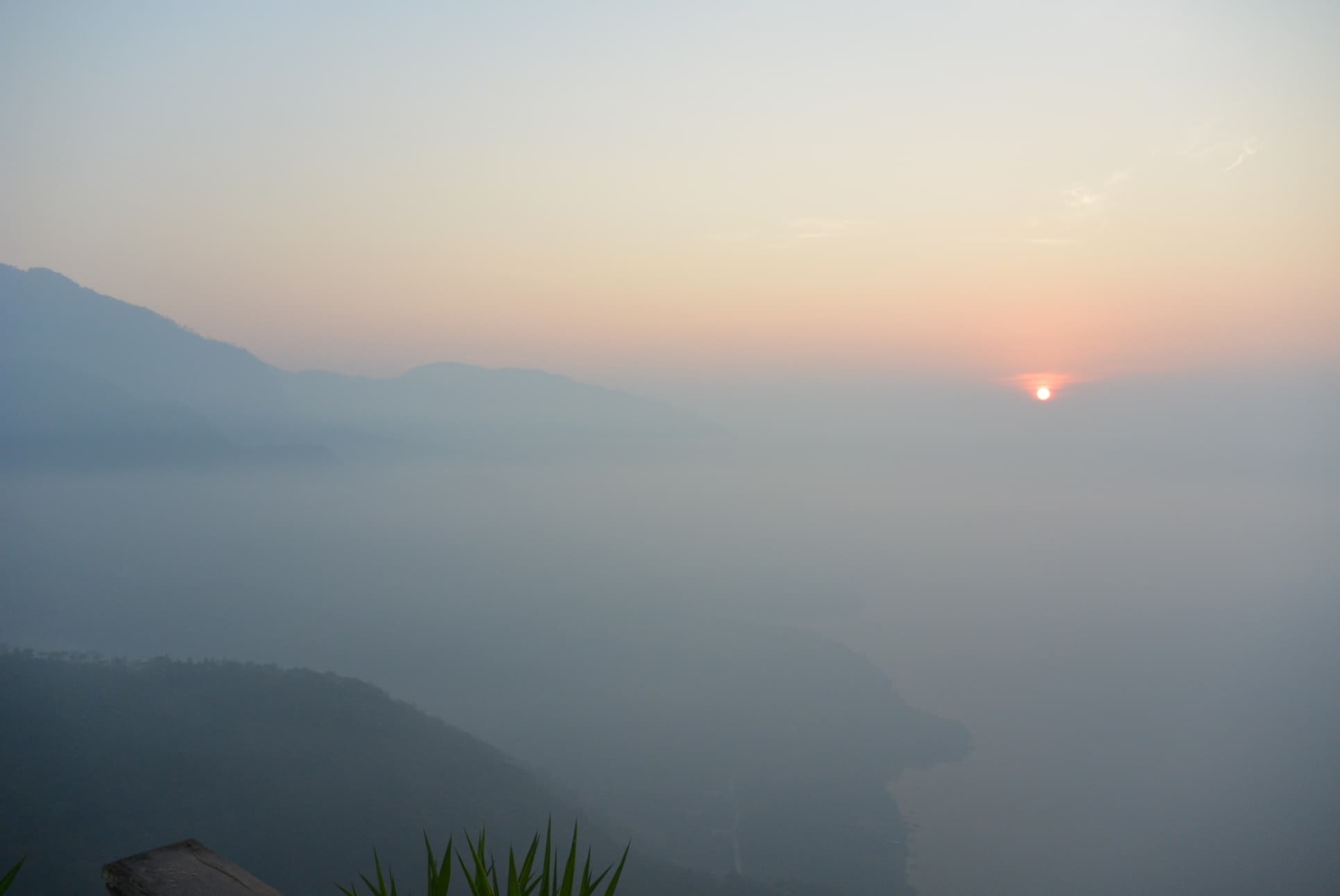 Vernebelter Sonnenaufgang auf der Indian Nose