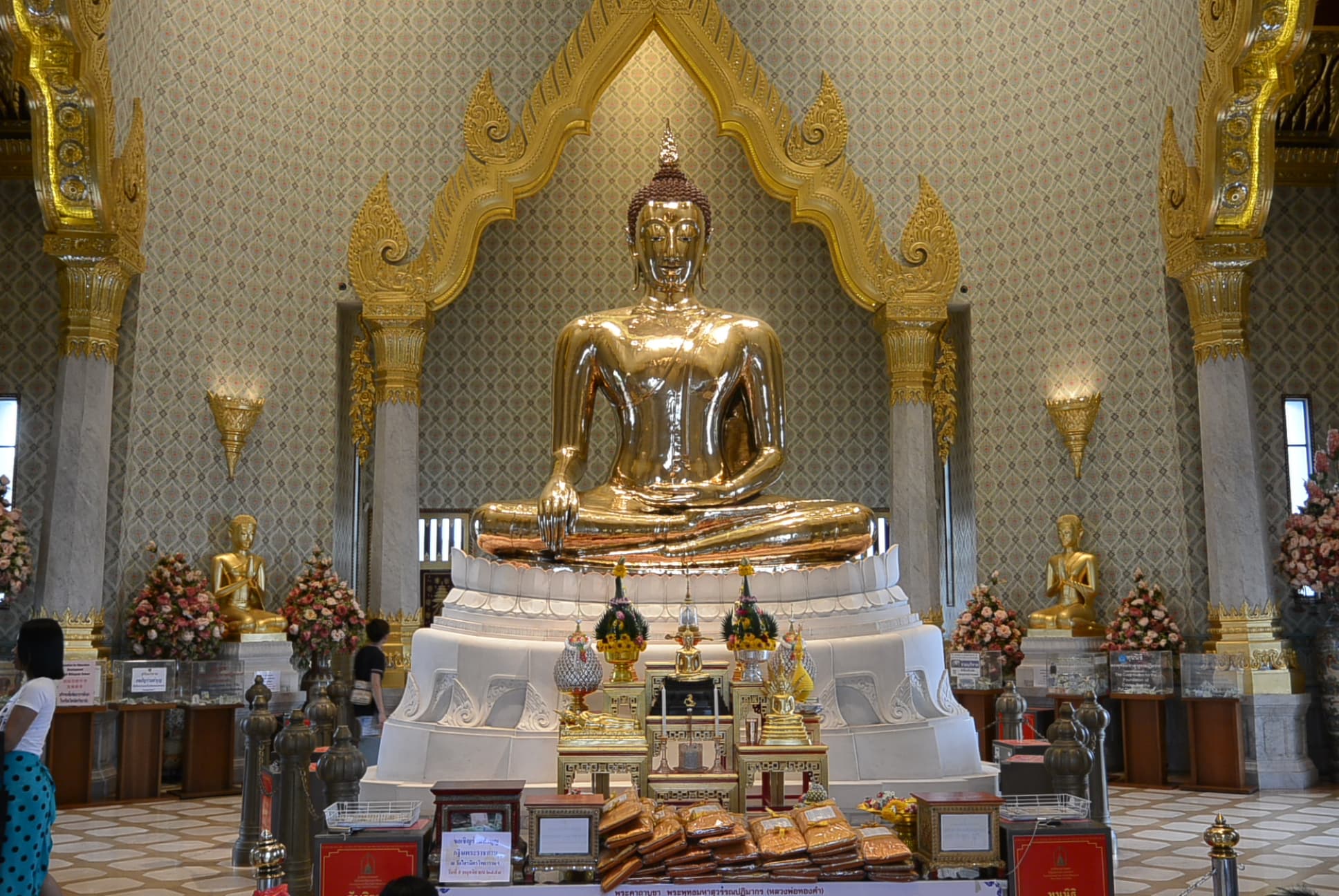 Die massive Goldstatue