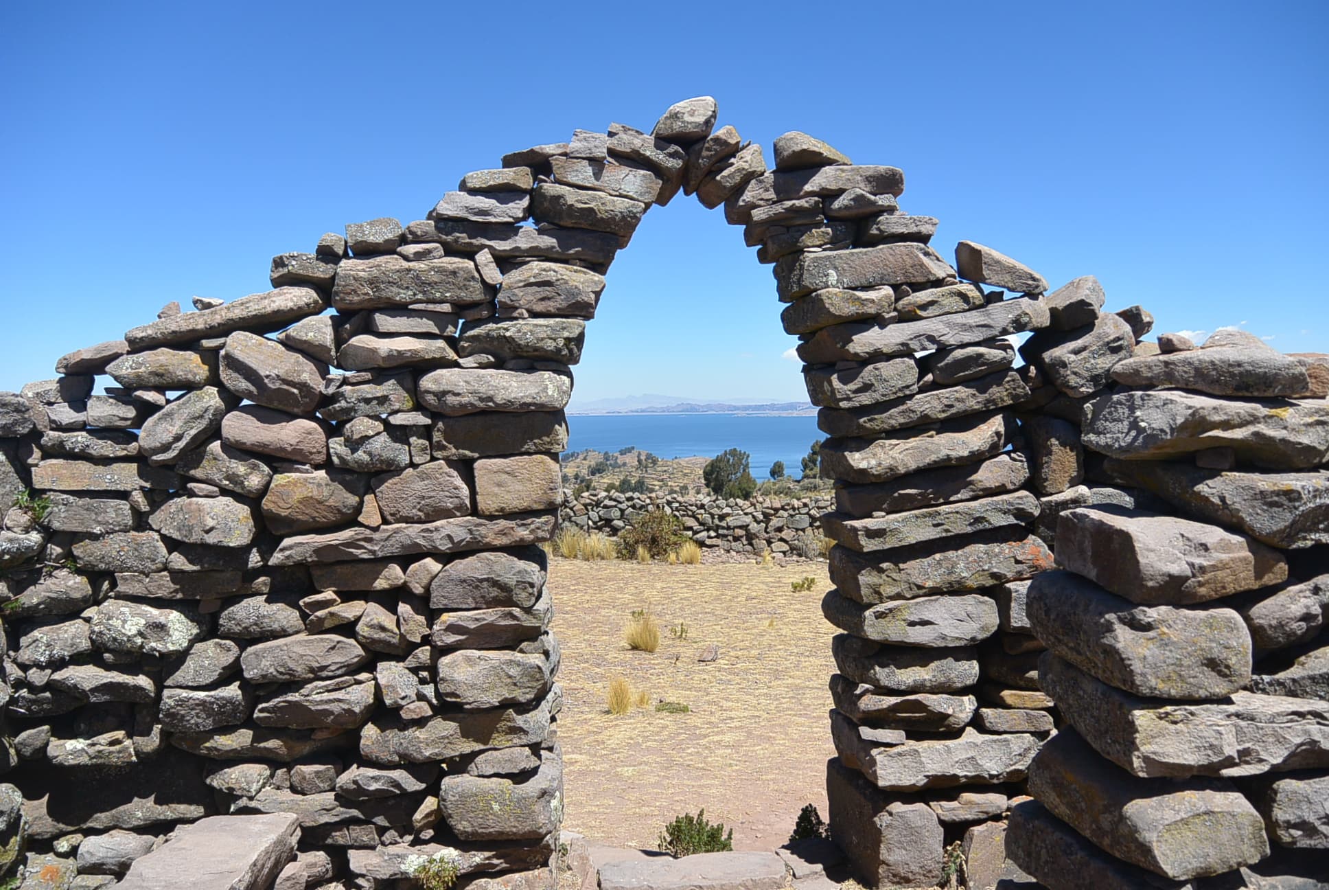 Der Eingang zur Ruine am höchsten Punkt von Isla Taquile