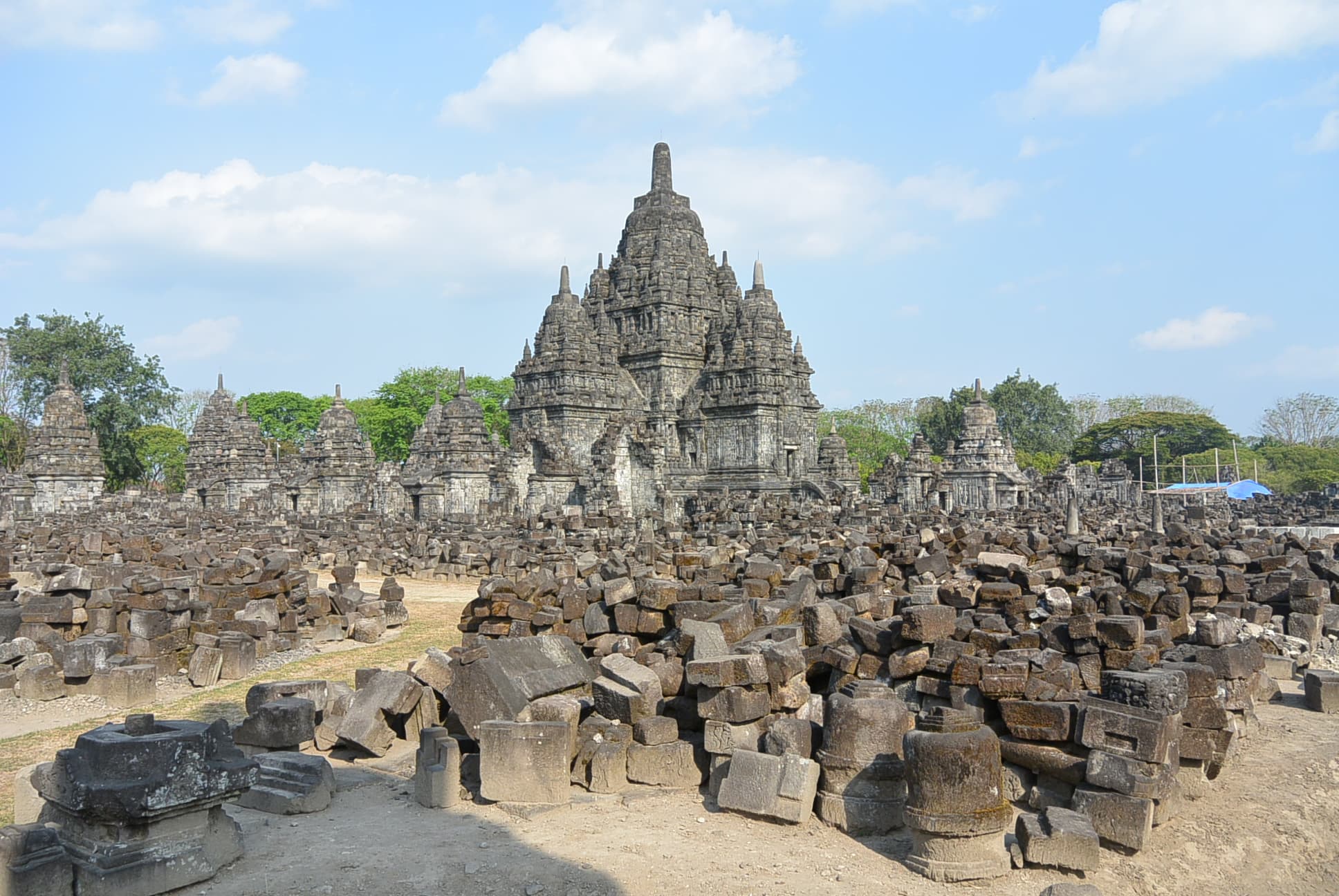 Candi Sewu mit umgebenden Ruinen